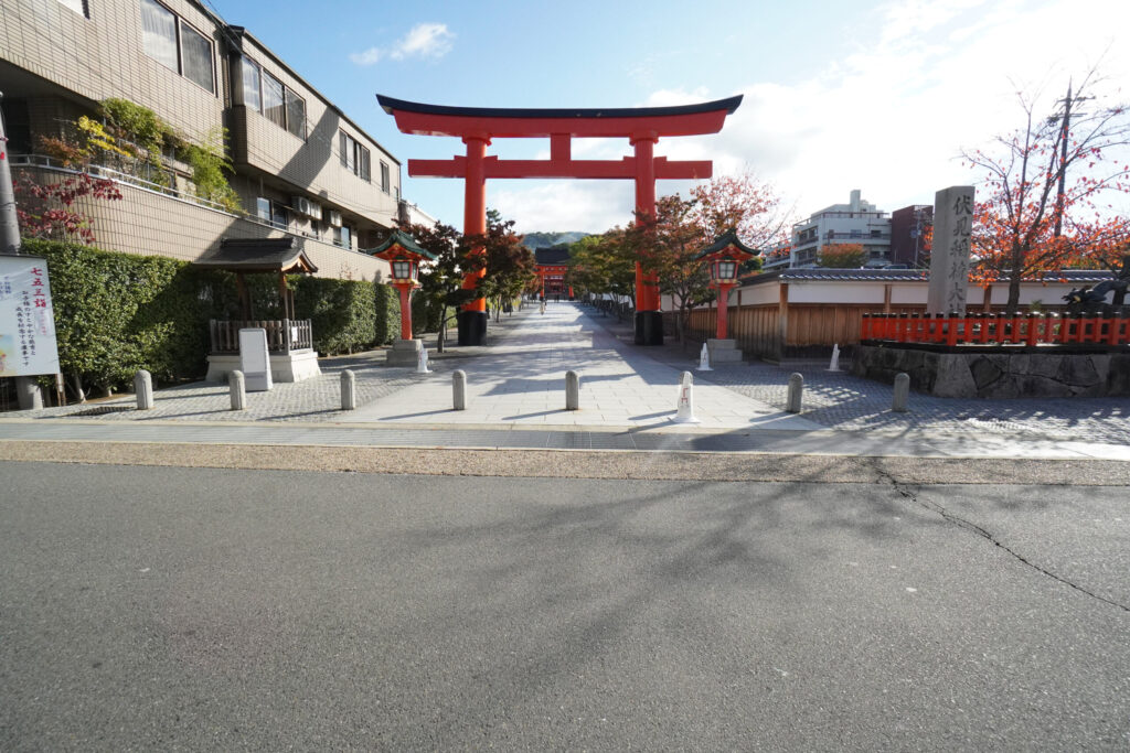 京都伏見稲荷大社 1の鳥居（入り口）真正面からの写真