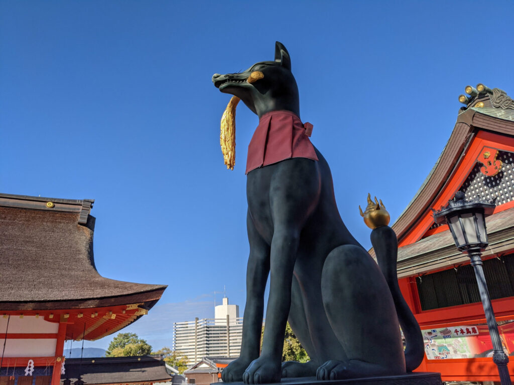 京都伏見稲荷大社 拝殿（本殿前のお狐様）向かって左側