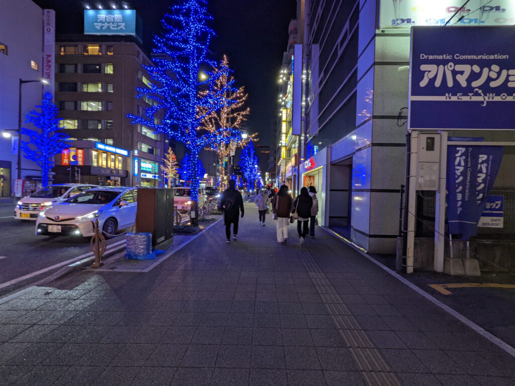 高崎駅 ライトアップされている歩道