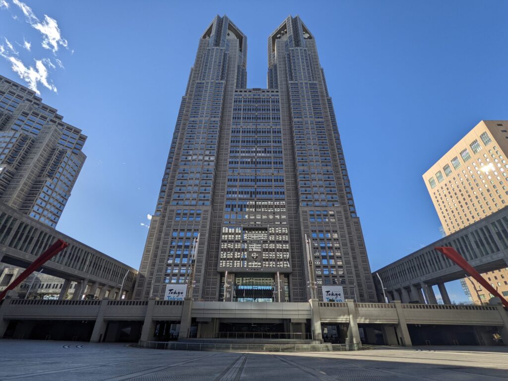 新宿 都庁 真正面からの写真