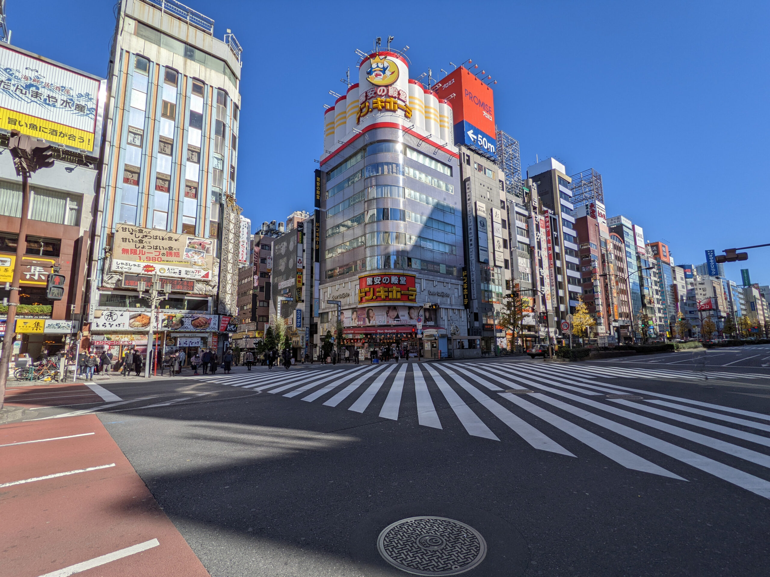 新宿歌舞伎町前の交差点