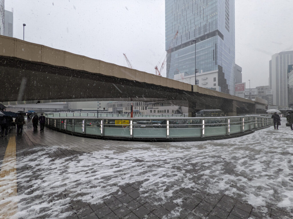 雪の日の渋谷駅西口歩道橋