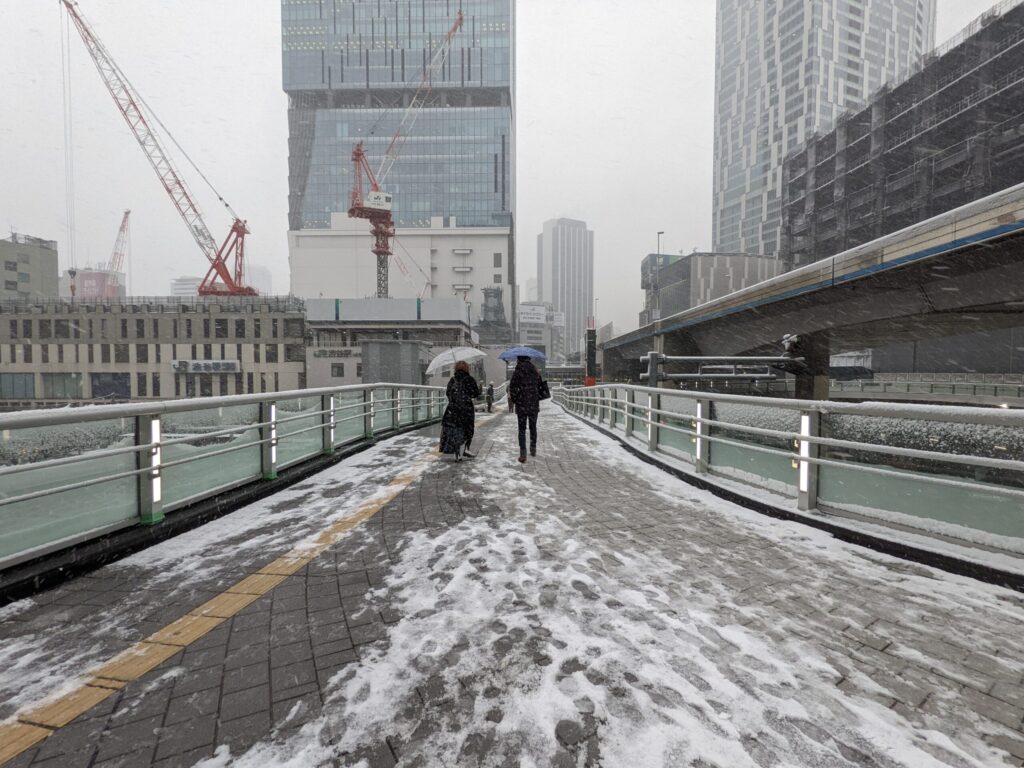 雪の日の渋谷駅西口歩道橋 3枚目