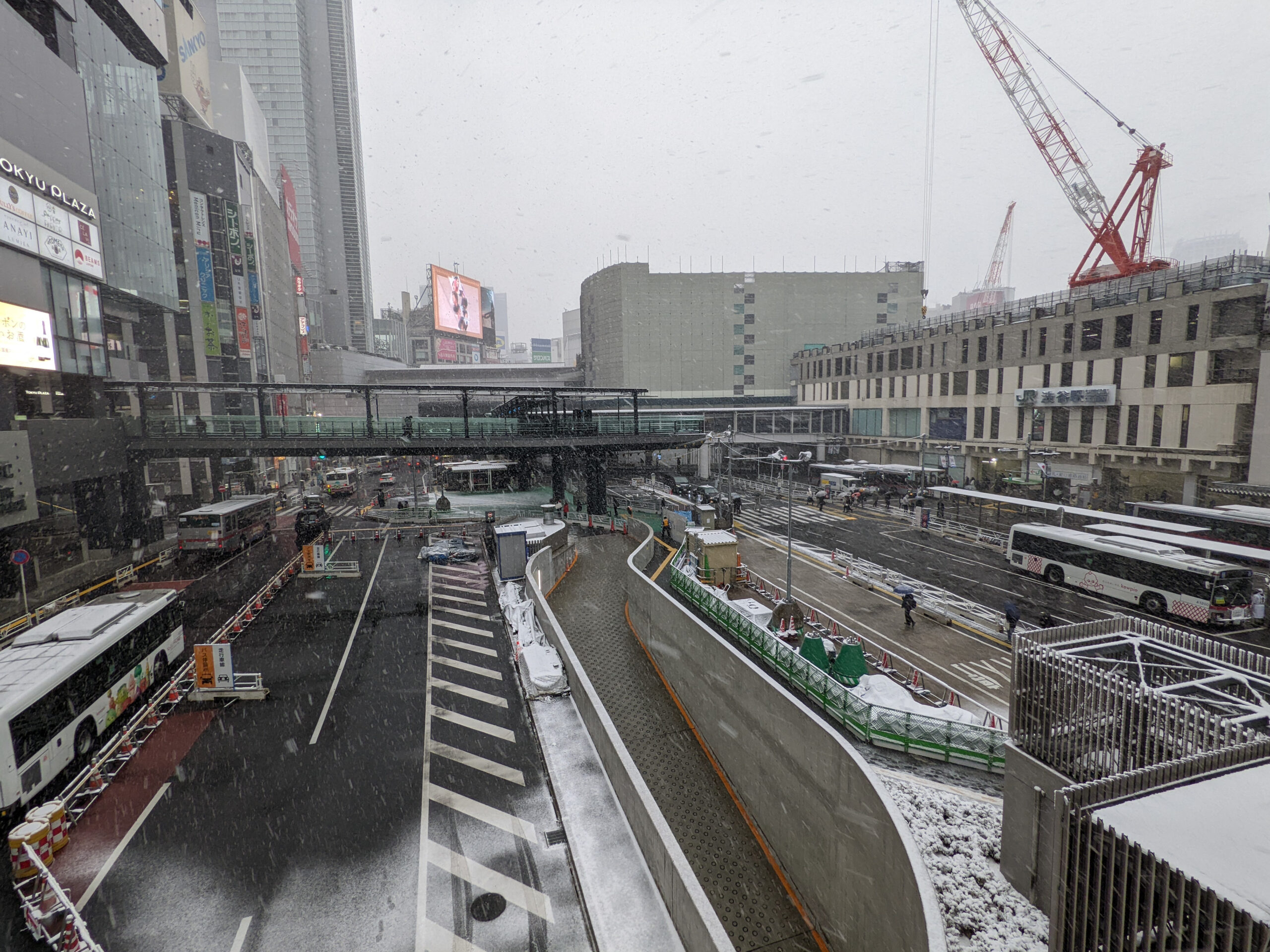 雪の日の渋谷駅西口の風景