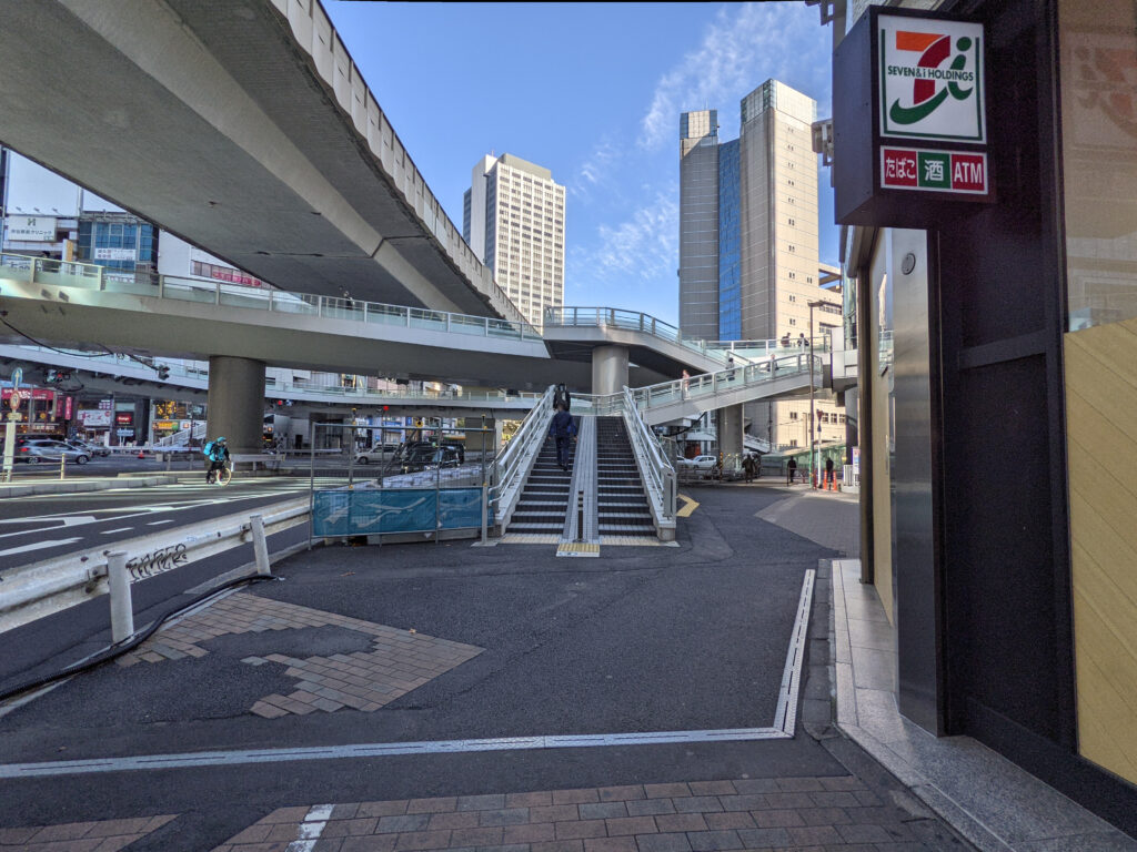 渋谷駅東口歩道橋の階段