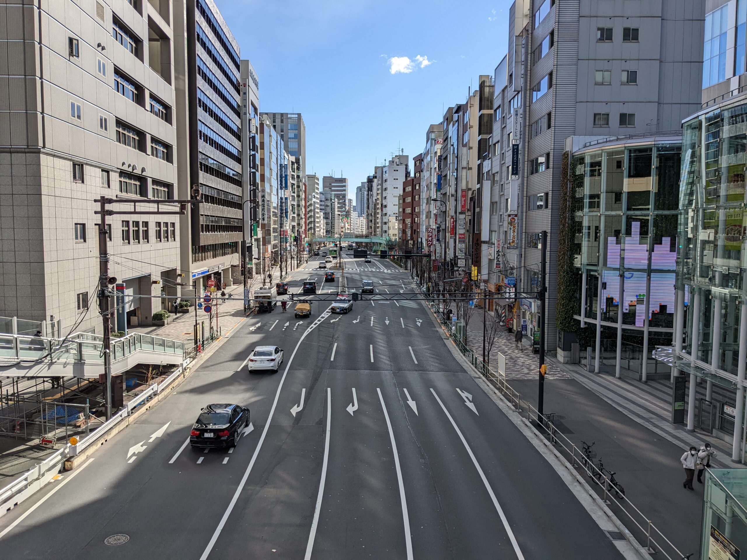 渋谷駅東口歩道橋から見える明治通り（恵比寿方面）