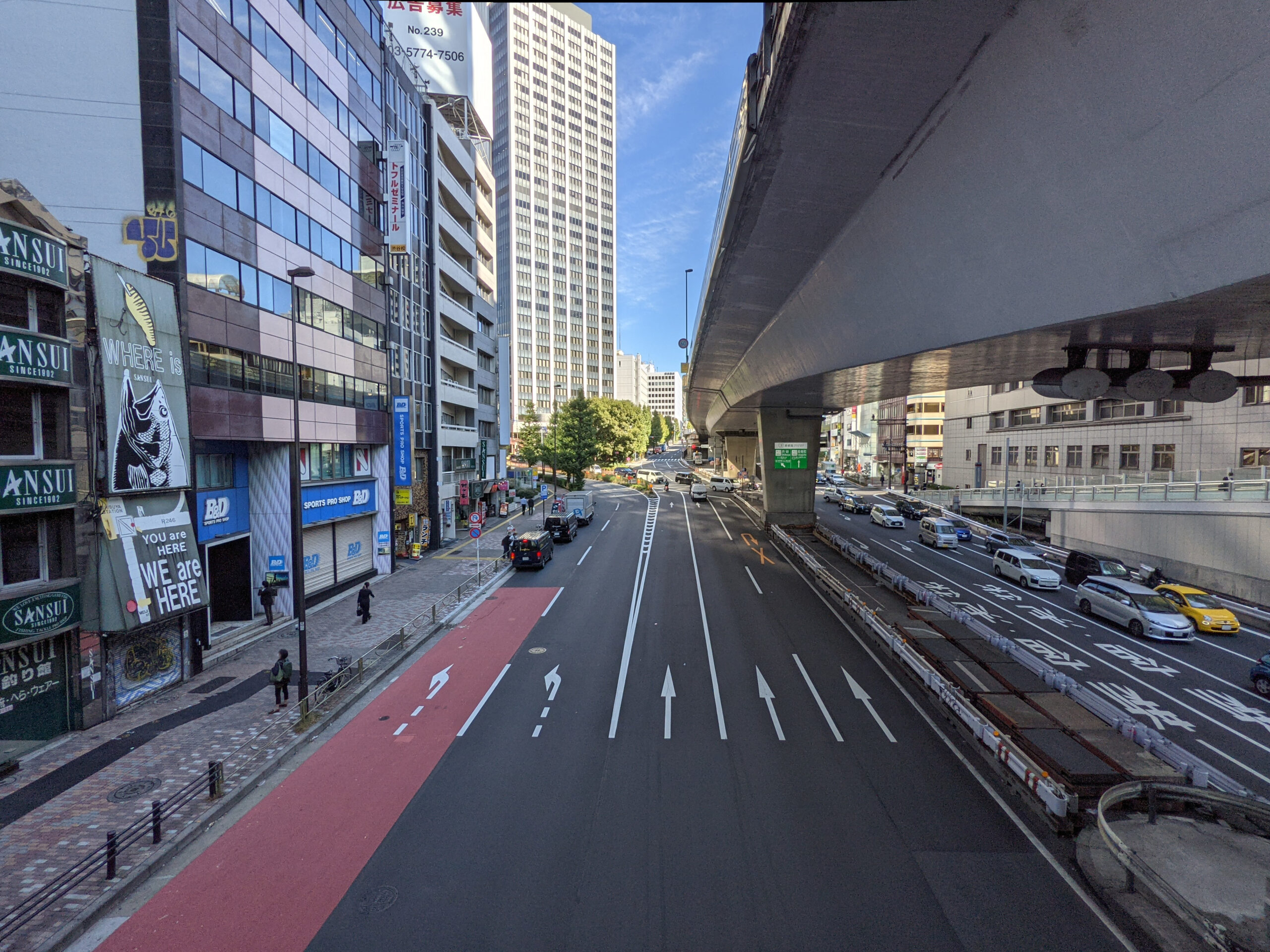 渋谷駅東口歩道橋から見える246（青山方面） 