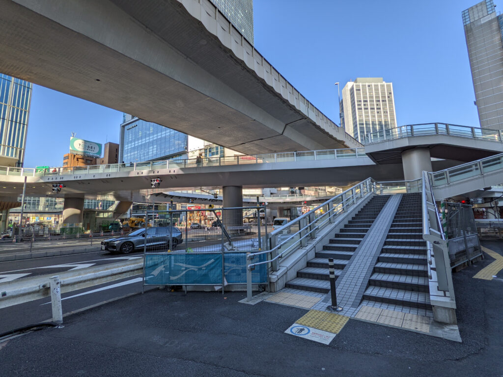 渋谷駅東口歩道橋の階段 2枚目