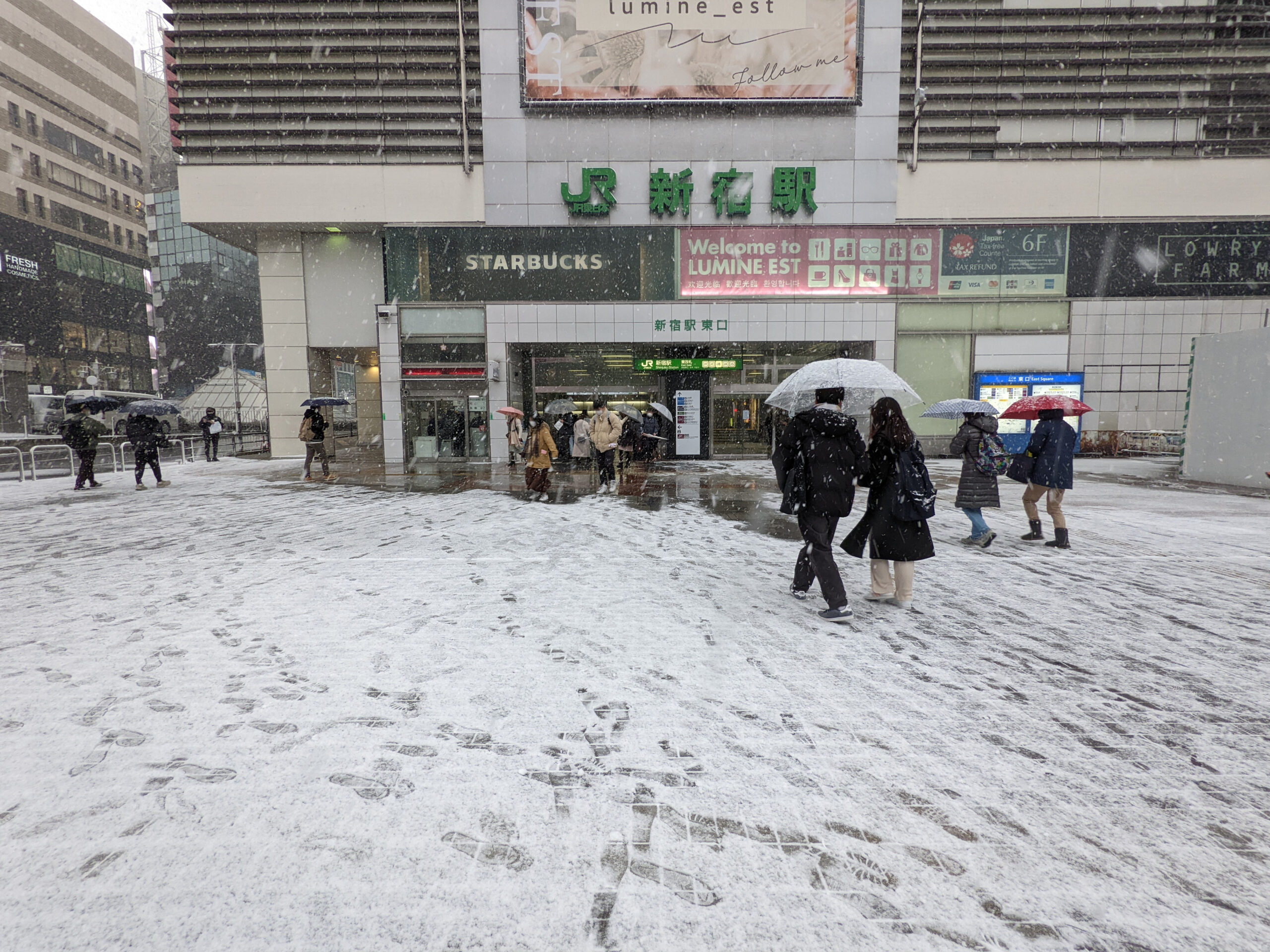 雪の日の新宿駅東口