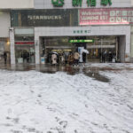 雪の日の新宿駅東口 2枚目
