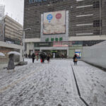 雪の日の新宿駅東口 3枚目