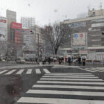 雪の日の新宿 東口アルタ前の交差点
