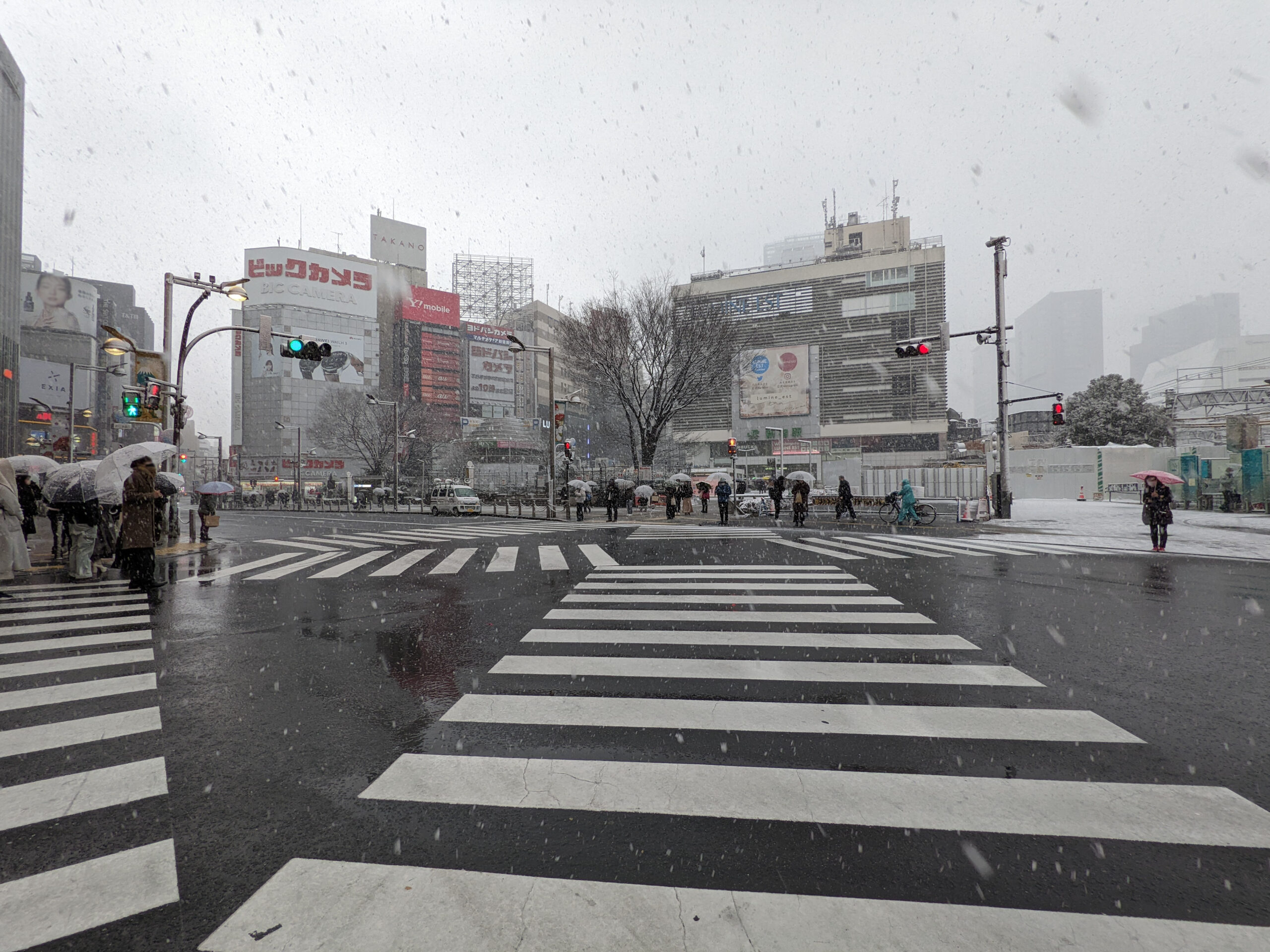 雪の日の新宿 東口アルタ前の交差点 2枚目